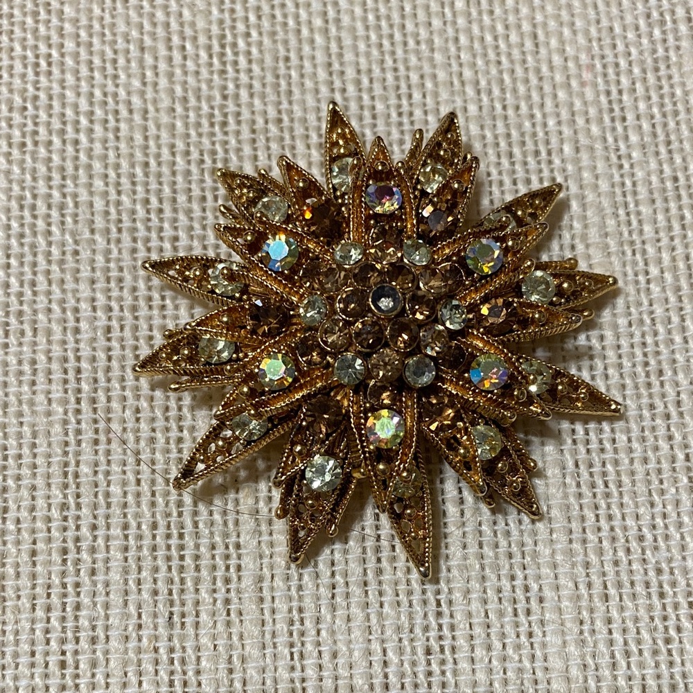 Elegant vintage Gold Brooch with Crystal Accents